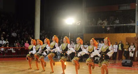 400 малки и големи танцьори превърнаха в пъстър празник коледното надиграване 