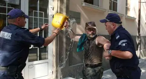 Чавдар Янев опита да се запали пред ВСС