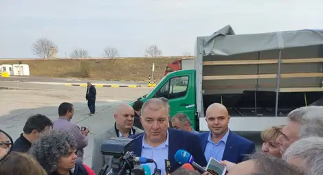 Георги Костов разкрива подробности около залавянето на хероина. Зад него са Иван Гешев и Ивайло Иванов. Снимка: Авторът