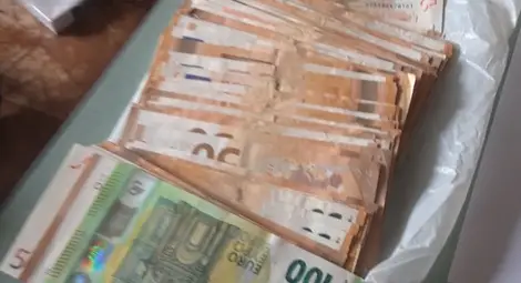 Куриерът на алоизмамик заловен с 9000 евро от два удара в Гърция