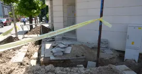 Живеещи зад Халите роптаят срещу разкопан и зарязан тротоар