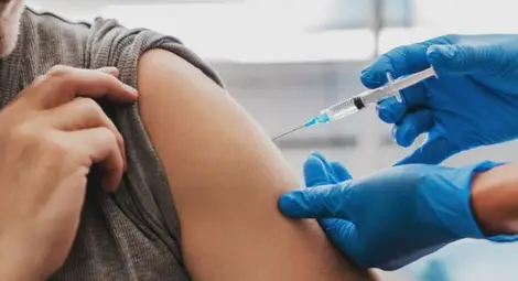 Доброволци на БЧК раздават боршури за ползите от ваксините срещу К-19