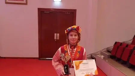 Петя Димитрова получи в българска носия наградите на официална церемония в столицата на Оман.  Снимка: ОбДЦКИ