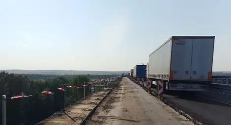 Демонтирани са пешеходният парапет и част от осветителните стълбове в 320-метров участък в посока Румъния на Дунав мост при Русе