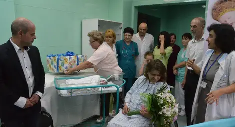 Половин час след като се роди, Габриела стана Бебе на града