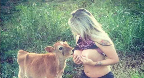 Моделка накърми теленце