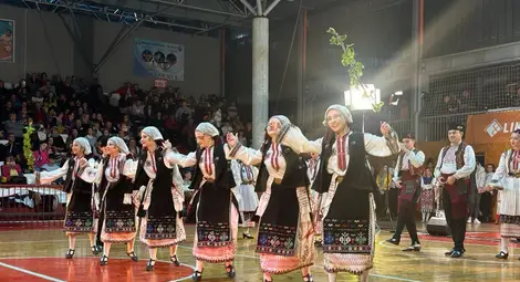 Традиционнното Коледно надиграване на Община Русе събра стотици почитатели на фолклора /галерия/