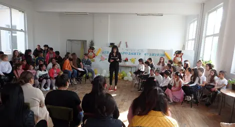 Учениците от Ценово почетоха народните будители