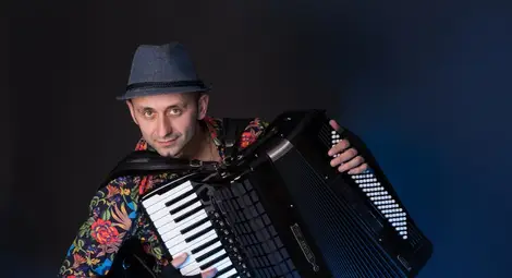 Българинът Калоян Куманов вече е част от несравнимите Barcelona Gipsy balKan Orchestra Българинът Калоян Куманов вече е част от несравнимите Barcelona Gipsy balKan Orchestra