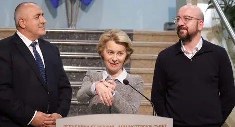 Преседателката на Европейската комисия Урсула фон дер Лайен показва мартеницата си по време на посещение в България с председателя на Европейския съвет Шарл Мишел.