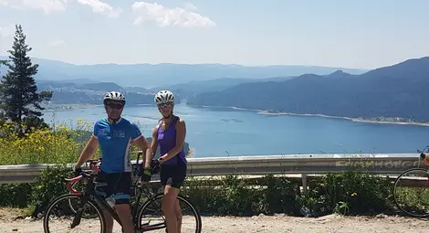 Сблъсък с такси, рок клуб и &bdquo;Бенгей&ldquo; свързват Луиза Попова със съпруга й