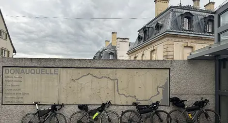 Колоездачи изминаха близо 1000 км. по международното трасе Евро Вело 6, за да достигнат извора на река Дунав Колоездачи изминаха близо 1000 км. по международното трасе Евро Вело 6, за да достигнат извора на река Дунав