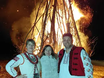 В Малко Враново отбелязаха Сирни Заговезни с „хамкане“, ритуален огън и даване на прошка В Малко Враново отбелязаха Сирни Заговезни с „хамкане“, ритуален огън и даване на прошка