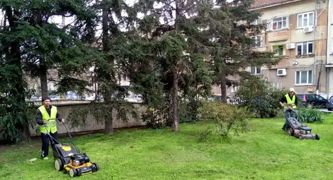 Продължава косенето на зелените площи и пръскането срещу кърлежи в Русе - вижте графика /галерия/
