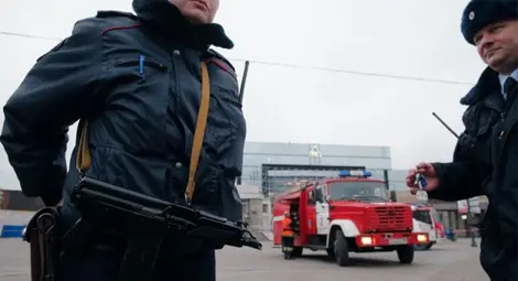 Въоръжен мъж държи 6 деца като заложници в апартамент в Санкт Петербург Въоръжен мъж държи 6 деца като заложници в апартамент в Санкт Петербург