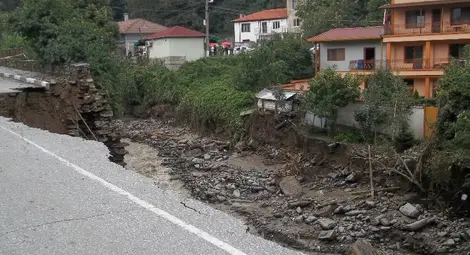 Реките отнесоха много мостове, селища останаха откъснати