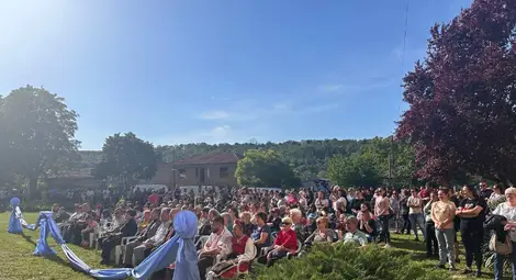 Кметът Пенчо Милков връчи почетен плакет на директорката на ДГ &bdquo;Синчец&ldquo; в Средна кула за юбилея на градината