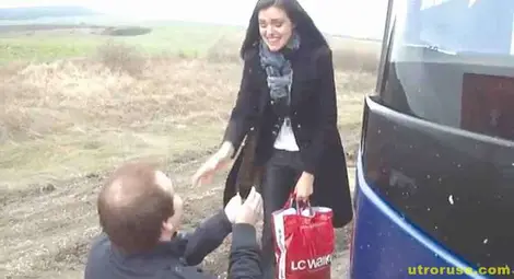 Мартин спря автобуса за Варна, за да поднесе пръстен на любимата си Лидия Мартин спря автобуса за Варна, за да поднесе пръстен на любимата си Лидия