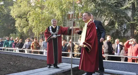 Канадски клен ще расте пред най-модерния конгресен център в страната