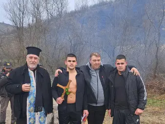 Ледената Янтра отново събра смелчаците на Богоявление в община Ценово