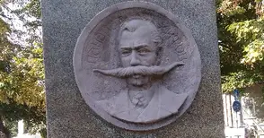 Вече не остана нито една буква на паметника на Панайот Хитов