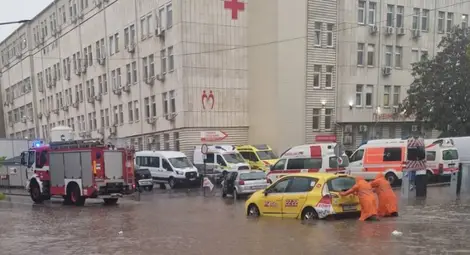 Екипи на фирмата за обществена хигиена отводняват улици в Русе, остава в сила оранжевият код за опасни валежи