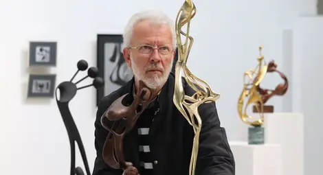 Изложбата &bdquo;РазЛичен&ldquo; пренася русенската публика в света на известния художник Христо Генев