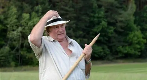 Лукашенко учи Депардийо да коси трева и го пои с домашна водка /галерия/