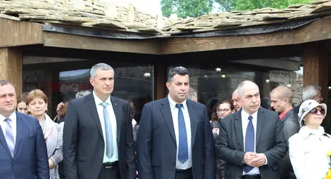 Галин Григоров положи цветя пред бюста на Алеко в Двора на кирилицата