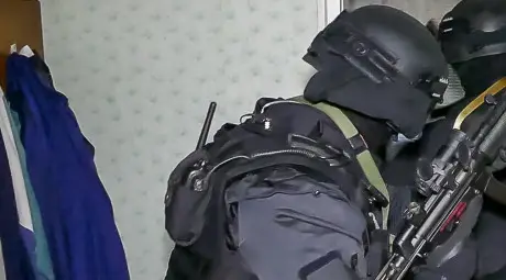 Полиция и спецчасти три часа уговарят пиян да пусне заключената си жена