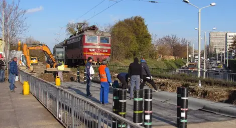 Започна укрепването на ронещия се жп надлез на &bdquo;Липник&ldquo;