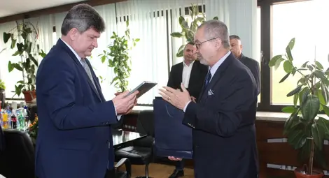 След разговорите областният управител Стефко Бурджиев и Н.Пр. Владимир Воронков си размениха подаръци.    Снимка: ОА