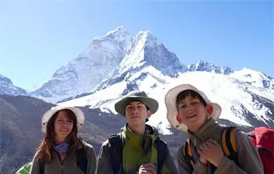 12 български туристи до епицентъра в Непал, добре са /галерия/ 12 български туристи до епицентъра в Непал, добре са /галерия/