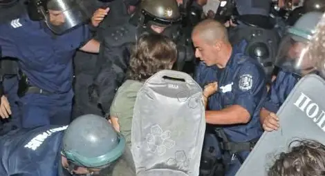 Полицията със заповед да бута, а не да бие протестиращите