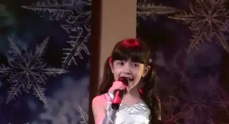 Малката Тереза пее на церемонията за Независимостта