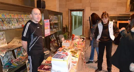 Деца и възрастни помагат на Дамян  с благотворителен базар в библиотеката
