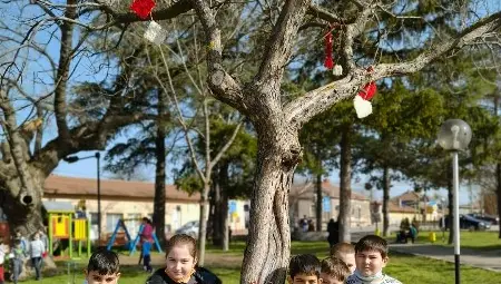 Семерджиево посреща Баба Марта с празнична червено-бяла украса