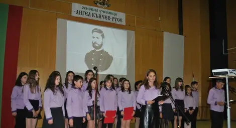 Неотдавна на училищен концерт ангелкънчевци събраха 365 лева за изграждането на паметник на Васил Левски в Русе. Снимки: ОУ &bdquo;Ангел Кънчев&ldquo; 
