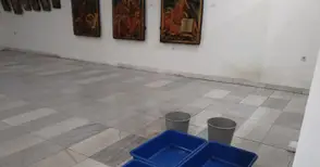 Капчуци пеят пролетни песни  в залата с иконите в Галерията