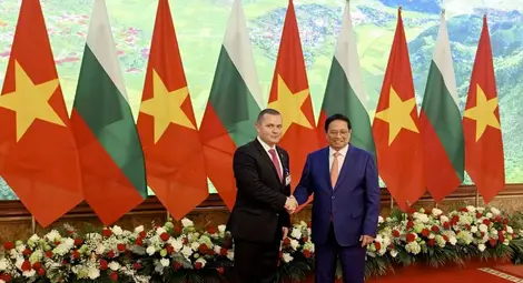 Пенчо Милков и председателят на Народния комитет на виетнамския град Кън Тхъ - Чан Виет Чъонг, подписаха Меморандум за развитие на приятелските и кооперативни отношения между Община Русе