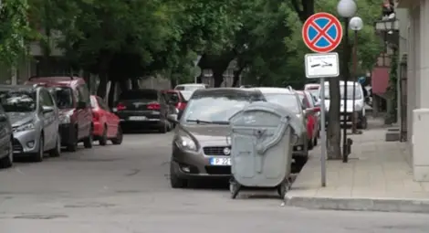 Шофьор плати 60 лева за спиране за минути пред контейнери за смет