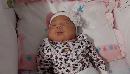 Подариха розова кошарка на първото бебе за годината в Русе Джули-Анн