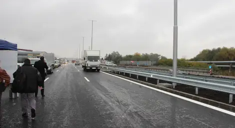 Ремонти затрудняват движението по пътищата