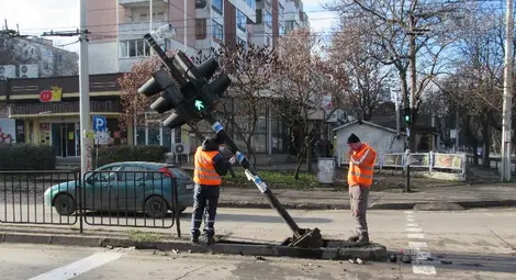 Баничарка предизвика верижна катастрофа и се вряза в светофар