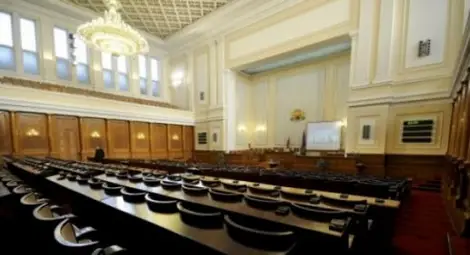 Кой е като тях: От 1 април до 7 май депутатите са работили само 14 дни