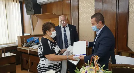 Торта като униформено облекло на шеф готвач, картина и поздравителен адрес получи Петранка Димитрова. Снимка: Община Русе