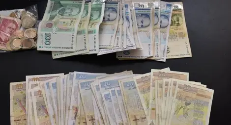 Малко пад 14 000 лева, златни накити и луксозни предмети за бита бяха намерени в дома на крадеца.                      Снимки: МВР