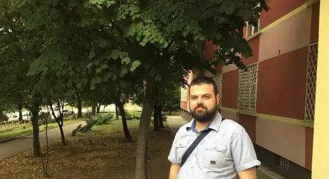 8 години по-късно Филип Тодоров влиза в старата си класна стая, но като учител