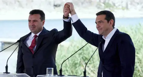 Македония и Гърция подписаха договора за името, Заев даде на Ципрас червената си вратовръзка