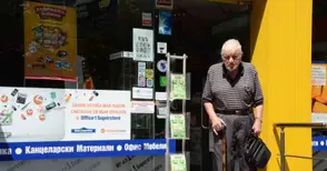 Недовиждащ пенсионер се снабди без да иска с два договора за GSM